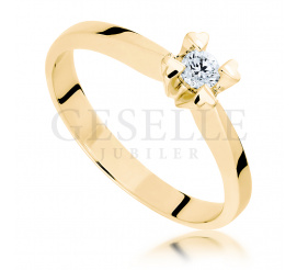 Romantyczny pierścionek zaręczynowy z żółtego złota: cztery serca i brylant o masie 0.15 ct