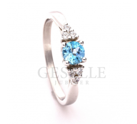 Romantyczny pierścionek -na zaręczyny z białego złota z topazem blue i brylantami