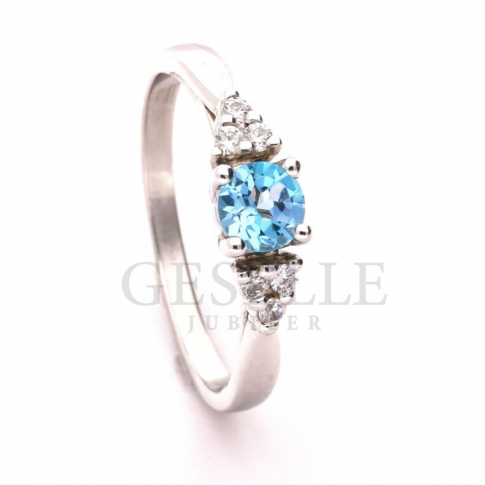 Romantyczny pierścionek -na zaręczyny z białego złota z topazem blue i brylantami