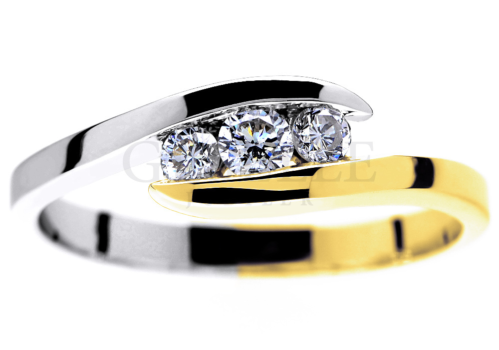 Niezwykły pierścionek zaręczynowy z dwubarwnego złota próby 585 z trzema brylantami o łącznej masie 0,23 ct