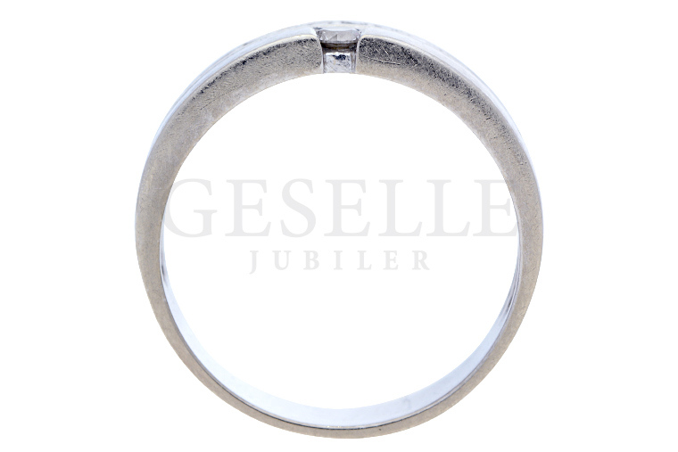 Zniszczony pierścionek zaręczynowy, który wymaga odnowienia - oferta pracowni GESELLE Jubiler