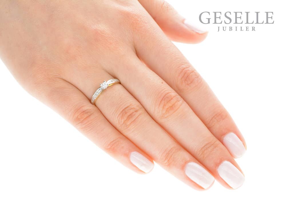 Pierścionek zaręczynowy na serdecznym palcu prawej dłoni od GESELLE Jubiler