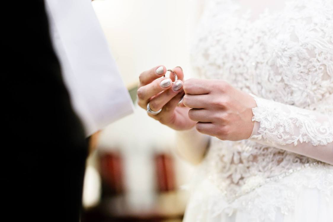 Moment przysięgi i wręczenia sobie obrączek ślubnych w kościele - GESELLE Jubiler